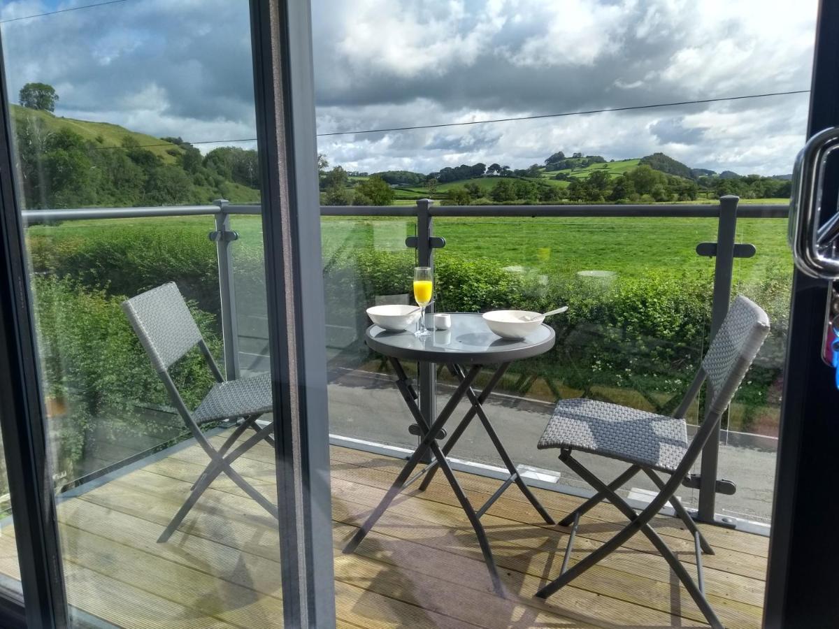 Gerycastell Luxury Holiday Apartment With Stunning Views & Ev Station Point カーマーゼン エクステリア 写真