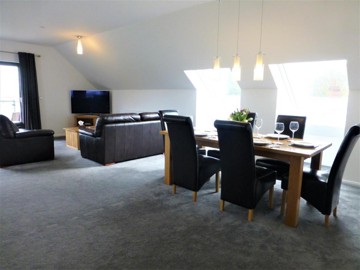 Gerycastell Luxury Holiday Apartment With Stunning Views & Ev Station Point カーマーゼン エクステリア 写真